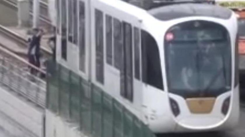 Zeytinburnu'nda tramvay raydan çıktı