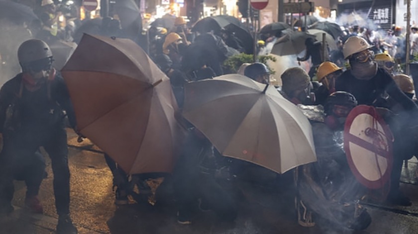 Hong Kong'ta  şemsiyeliler kazandı! Tartışmalı tasarı geri çekiliyor