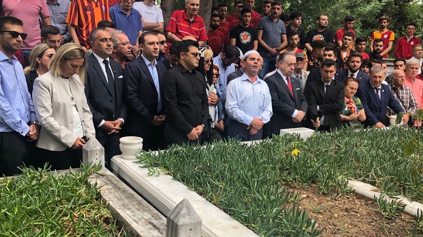 Metin Oktay kabri başında anıldı