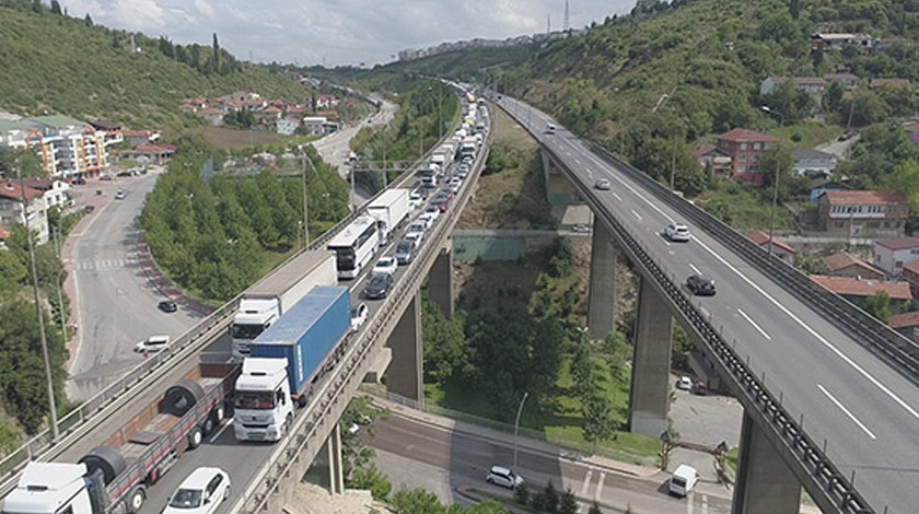 TEM'de trafiği kilitleyen zincirleme kaza!