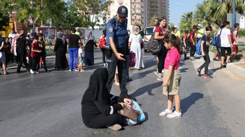 Çocukları için yolu trafiğe kapattılar