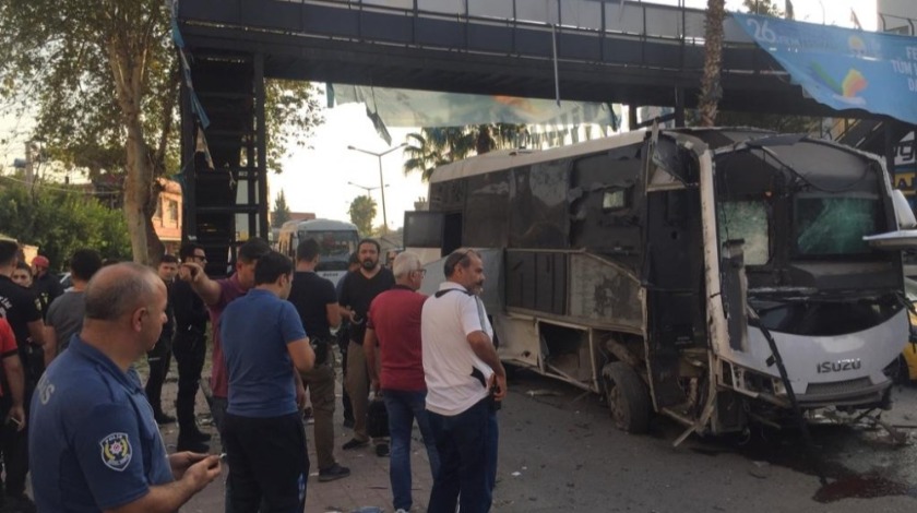 Adana’da çevik kuvvet servisine bombalı saldırı