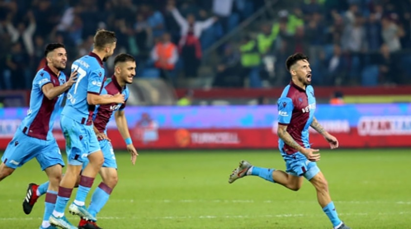 Trabzonspor, kendi sahasında Beşiktaş'ı farklı mağlup etti