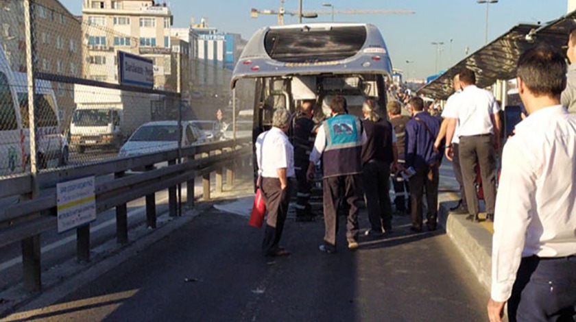 Metrobüste yangın! Seferler aksıyor