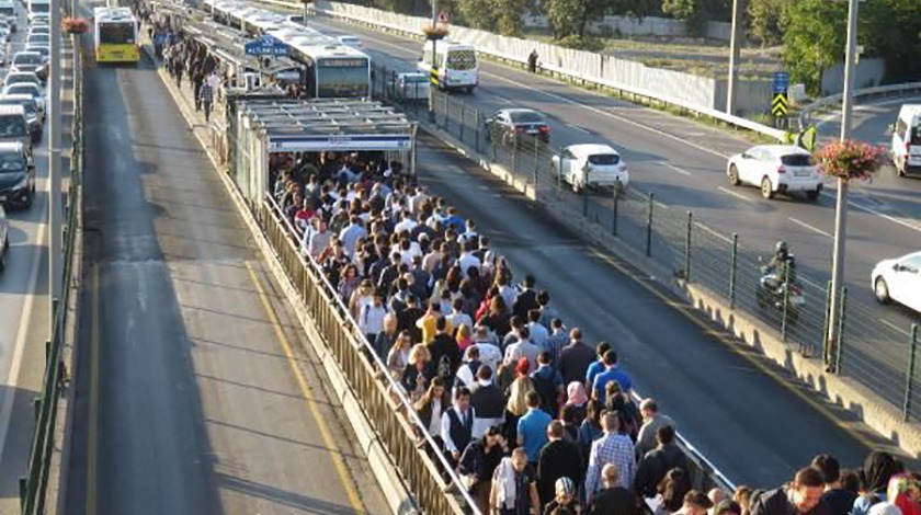 Metrobüs çilesi bugün de devam etti! Durakta aşırı yoğunluk