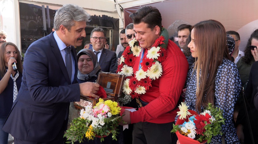 Şampiyona miting gibi karşılama