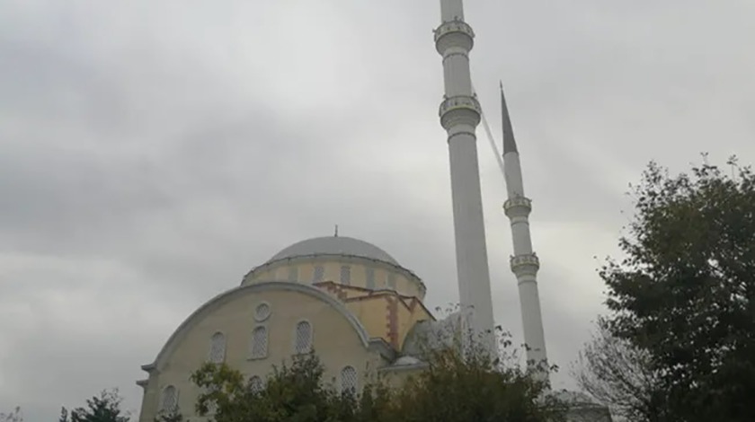 Depremde hasar gördü! Cami ibadete kapatıldı