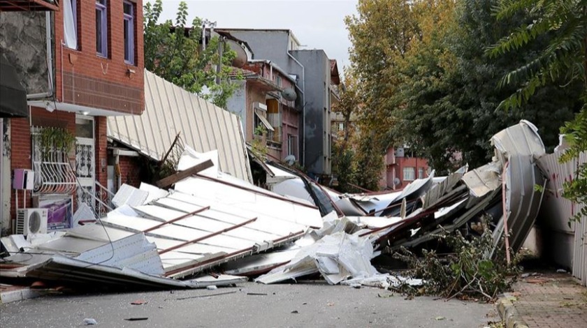 Kuvvetli fırtına Maltepe'de bir okulun çatısını uçurdu