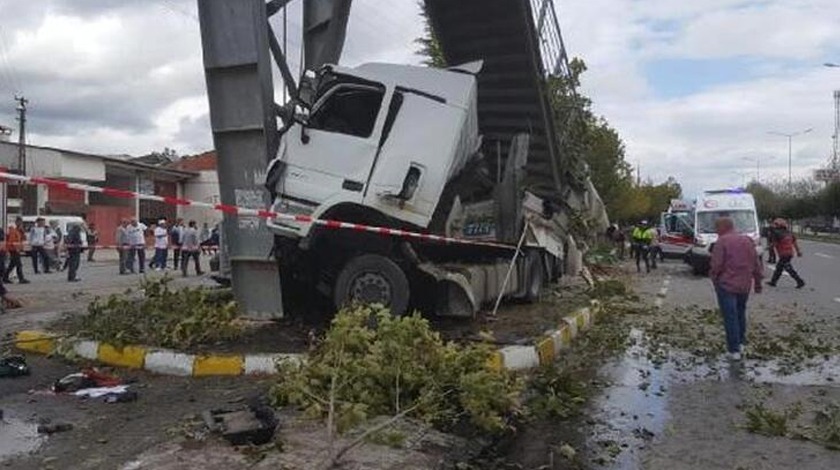 Sakarya'da TIR durağa daldı! Ölü ve yaralılar var