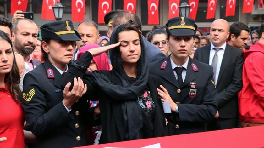 Şehit eşini asker selamıyla uğurladı