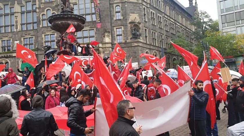 Almanya kırmızı beyaza büründü! Gurbetçiler vatanlarına sahip çıktı