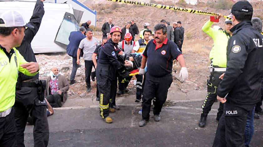 Kayseri'de midibüs devrildi! Çok sayıda yaralı