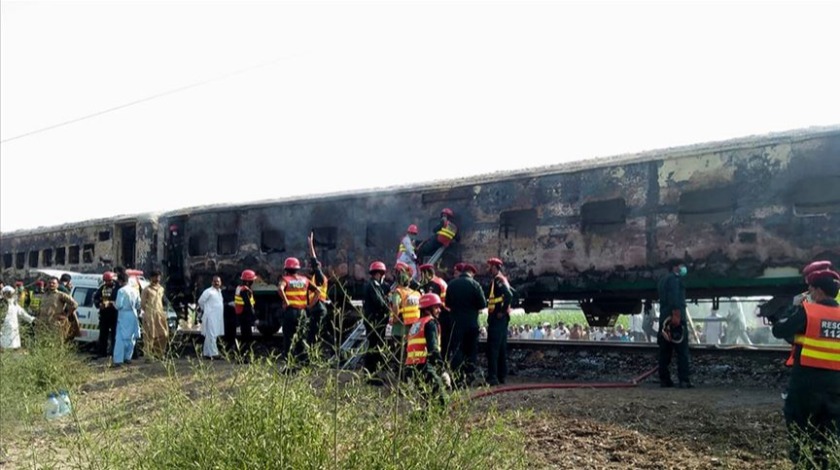 Pakistan'da tren faciası: En az 62 kişi hayatını kaybetti