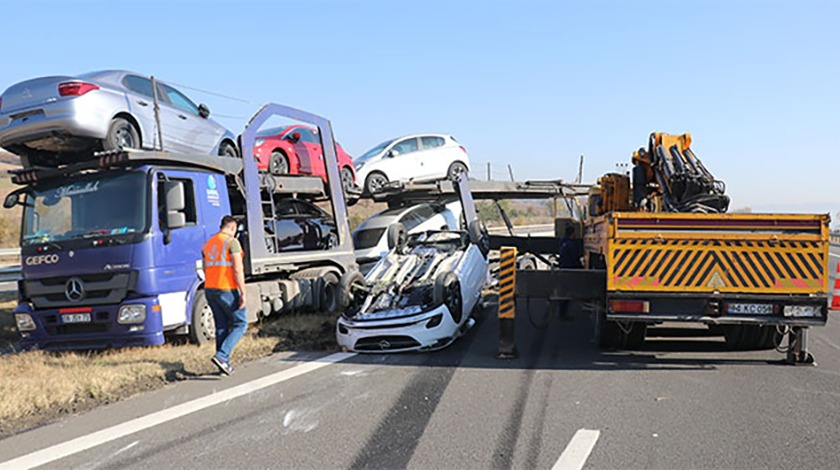 TEM'de kaza yaptı! Tırdaki sıfır otomobiller hurdaya döndü