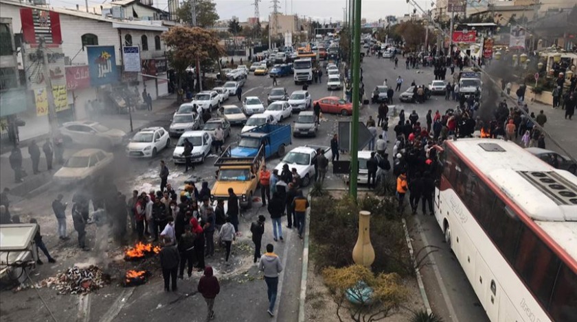 İran'da benzin zammı protestoları sürüyor