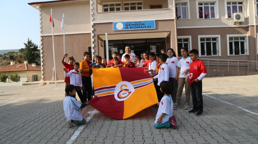 Galatasaray, köy okullarında okuyan öğrencilerin yüzünü güldürdü