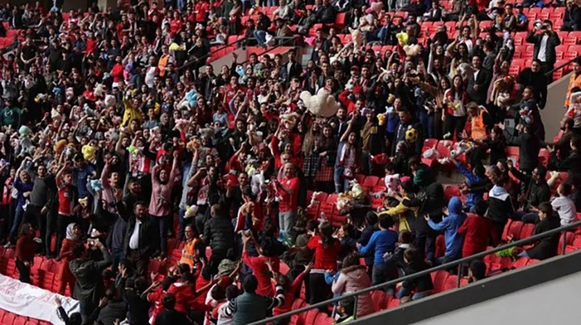 Samsun'daki futbol maçında sürpriz! Kimsesiz çocuklara oyuncak yağdı