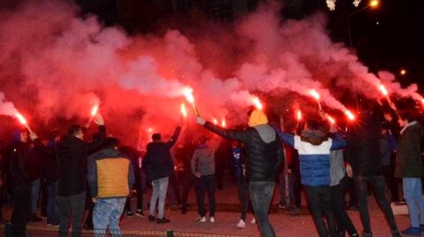 Hastalığı nedeniyle maça gidemedi, taraftarlar evine akın etti!