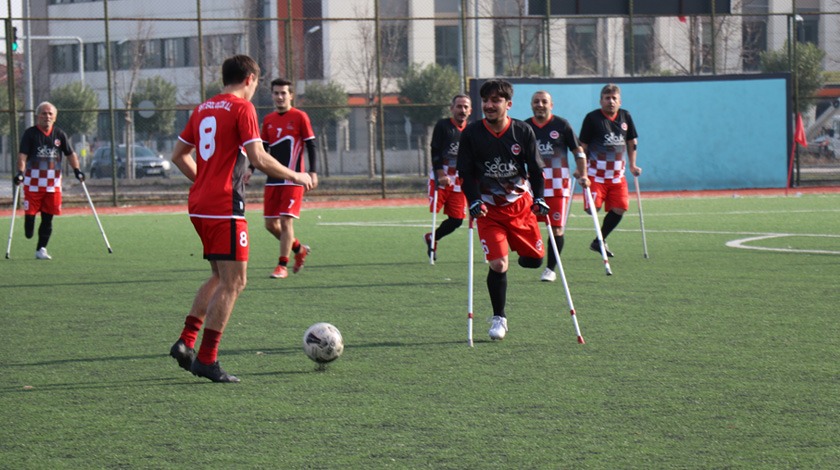 Öğrenciler ve ampute takımı maç yaptı