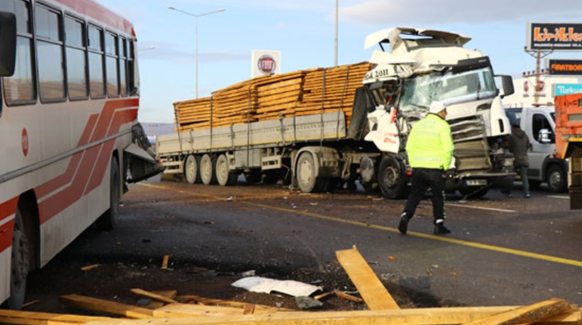 Kayseri'de TIR belediye otobüsüne çarptı! Yaralılar var