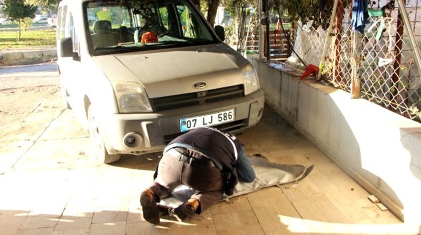 Aracının altına baktı! Hemen polisi aradı