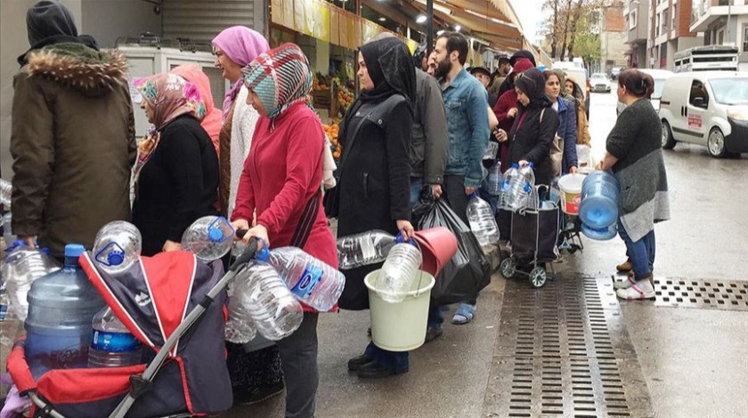 İzmir'de yağmur altında 'su kuyruğu'