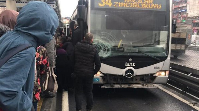 Yolcuya metrobüs çarptı! Seferlerde aksama yaşanıyor