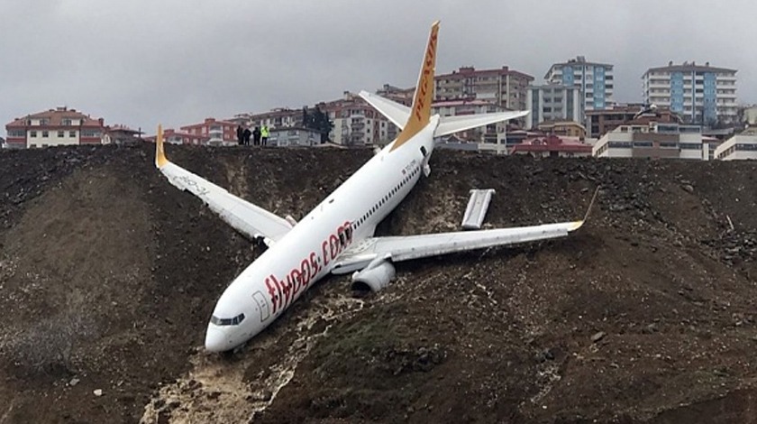 Trabzon’da pistten çıkan uçak başlarına dert oldu!