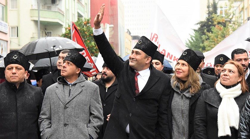 Mersin, Zafer Yürüyüşü'nde sel olup aktı