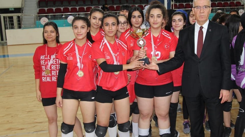 Voleybol Kilis Anadolu lisesi birinci oldu