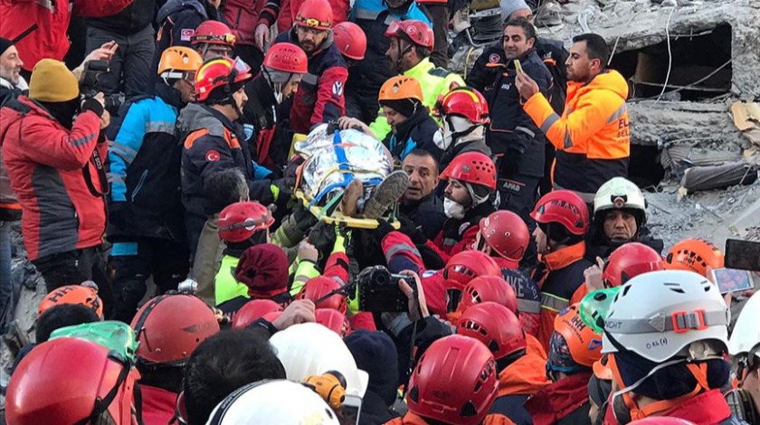 Bir vatandaşımız daha enkaz altından sağ çıkarıldı