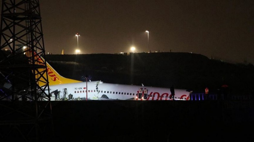 İstanbul'da pistten çıkan uçak üçe bölündü!