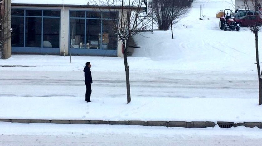 Takımına el sallamak için 1 saat bekledi, sosyal medya sallandı