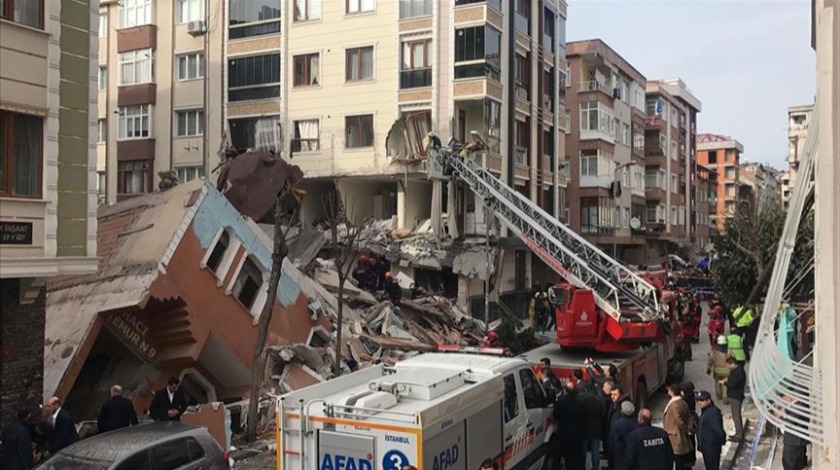 İstanbul Bahçelievler'de boşaltılan bina çöktü