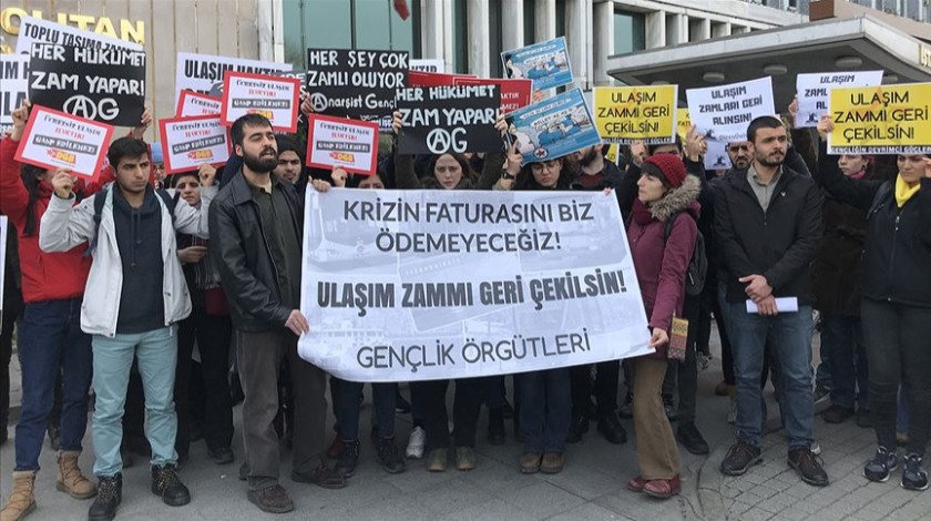 Öğrenciler İBB önünde ulaşım zammını protesto etti