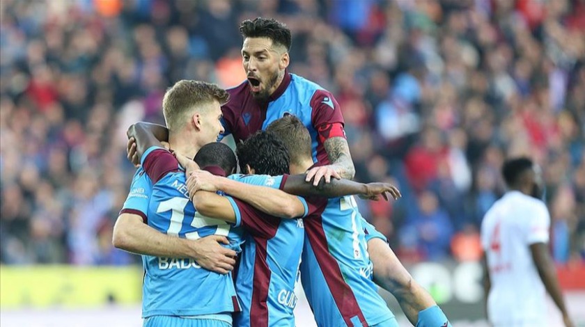 Trabzonspor, Sivasspor'u yenerek liderliğe yükseldi