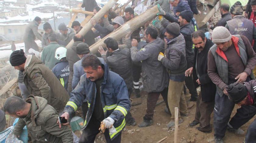 İran'daki deprem Van'ı vurdu! Hayatını kaybedenler var