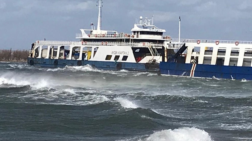 Çanakkale'de feribot karaya oturdu