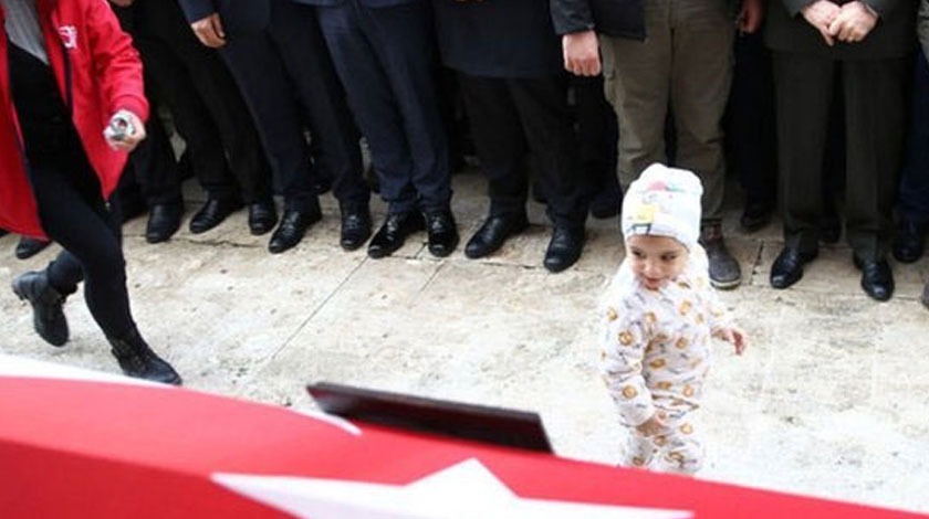 Şehidimizin minik oğlu yürekleri parçaladı! Bu bakış unutulmayacak