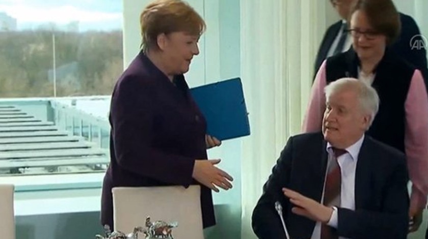 Alman Bakan Merkel'in elini sıkmadı