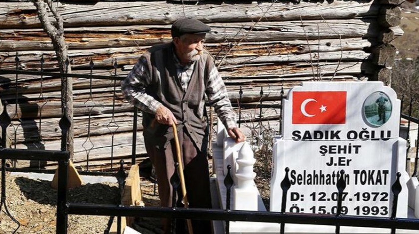 Şehidini bırakmamak için köyünü terk edemiyor