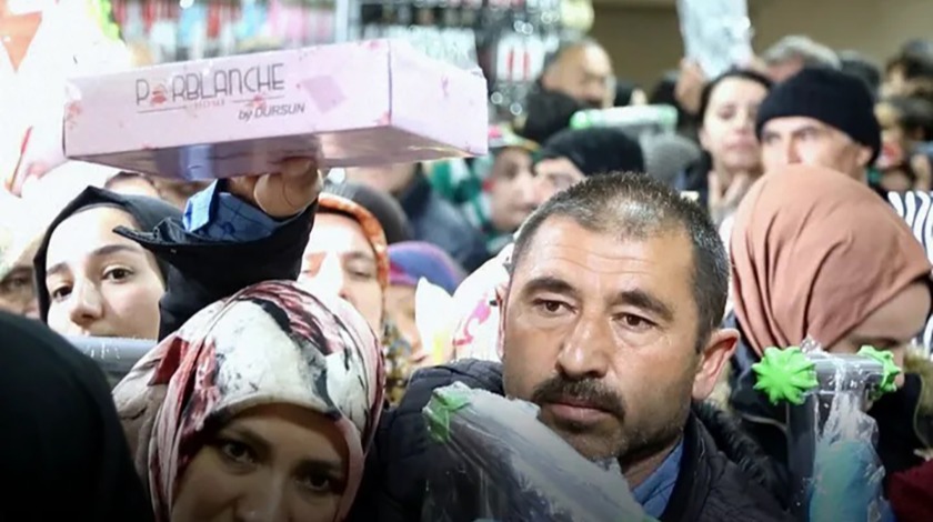 Koronavirüs engel olmadı! Mağaza açılışında izdiham dikkat çekti