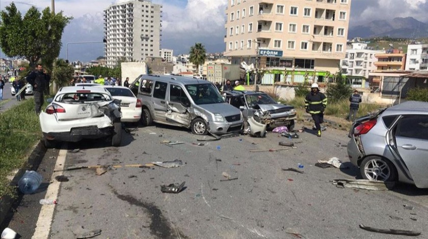 Hatay'da feci kaza: TIR çok sayıda araca çarptı