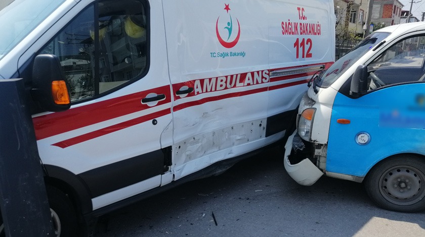 Ambulansa bomboş yolda tüp kamyoneti çarptı