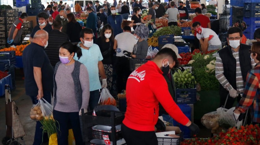 Pazar alışverişinde sosyal mesafeyi hiçe saydılar