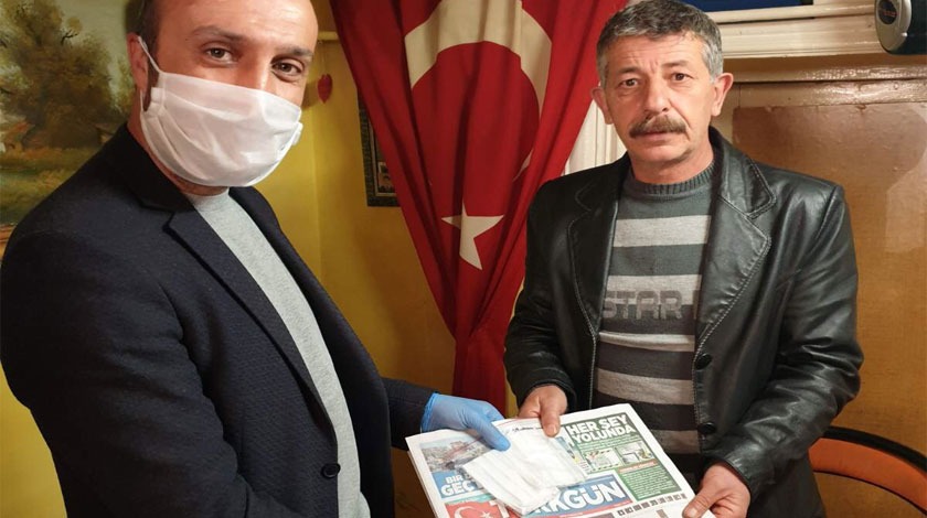 MHP Bünyan İlçe, halka ücretsiz maske ve Türkgün Gazetesi dağıtıyor