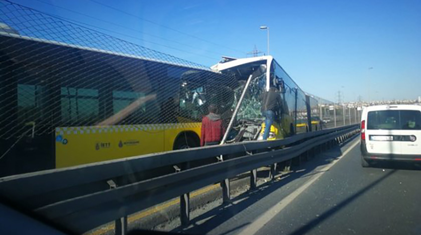 İstanbul'da iki metrobüs çarpıştı! Seferler durduruldu