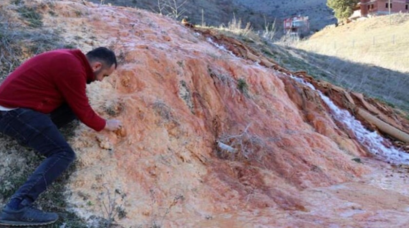 Tarımsal sulama için açılan sondajdan fışkırdı