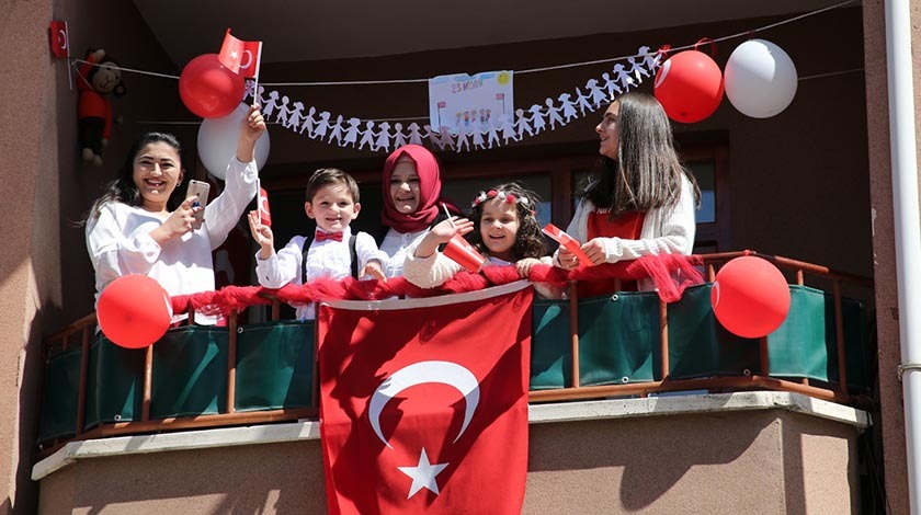 23 Nisan coşkusu Gölbaşı’nda balkonlara sığmadı