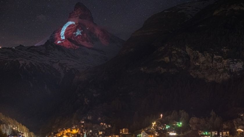 Türk bayrağı İsviçre'nin ünlü dağına yansıtıldı